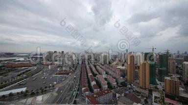 上海交通和建筑背景，多云，中国。
